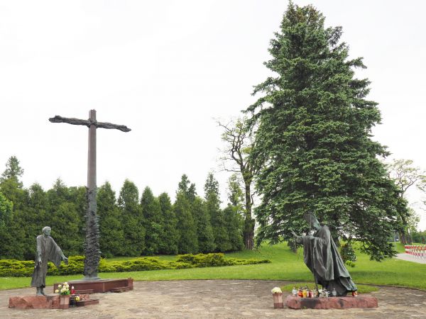 pomnik papieski i pomnik św. Jana z Dukli - przy krzyżu wzniesionym na chwałę ustanowienia sanktuarium w świątyni klasztornej oo. bernardynów.