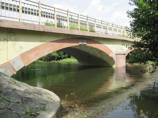 przez jakiś czas Wda płynie starym korytem