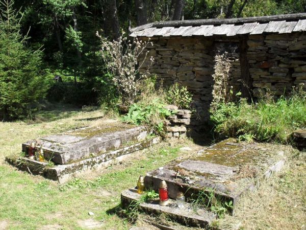 Groby dawnych właścicieli nieistniejącej po polskiej stronie wsi Sianki -  Klary i Franciszka Stroińskich, zwane "Grobem Hrabiny"