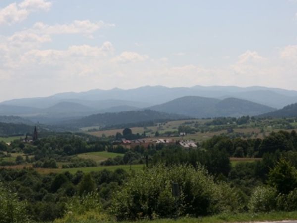 Widokna Bieszczady i Lutowiska z punktu widokowego pod Ostrym.