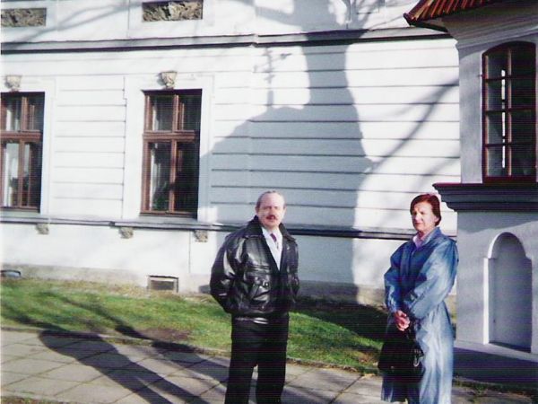 na zdjęciu: przed/obok kapliczki św. Jana Nepomucena, wzniesionej ok. 1810r. na polecenie hrabiego Ksawerego Krasickiego, jako wotum za szczęśliwe zakończenie p