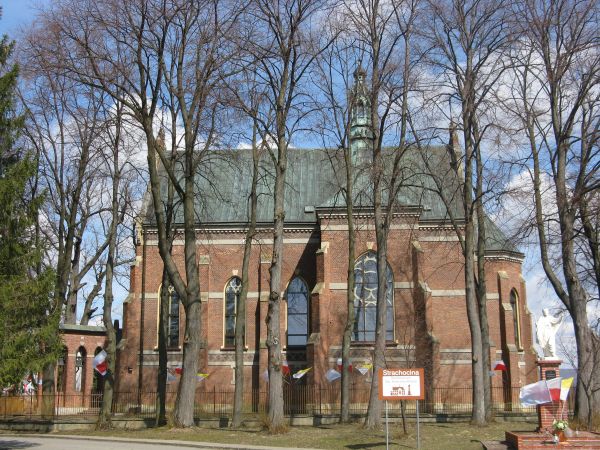 Przed kościołem: figura św. Andrzeja Boboli /święty jest patronem kolejarzy/. Kościół pw. św. Katarzyny Aleksandryjskiej, w ikonografii przedstawiana jest najcz