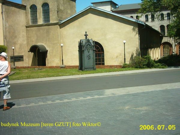 W 2006 roku fotografujemy będące na dziedzińcu muzeum niegdyś wykonane w tej odlewni a dzisiaj (2006)zdemontowane odlewy.