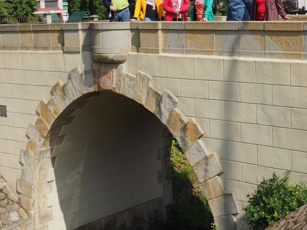 tam na plakiecie - w połowie balustrady - naprawdę jest data : 1782 - tak, to jest pomnik historii ! - tak jak mamy rezerwaty przyrody, parki krajobrazowe, pomn