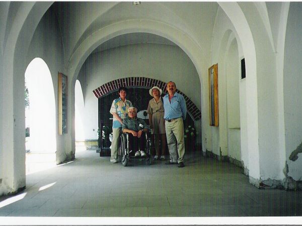 na krużgankach przykościelnych, tam też miejsce pochówku o.Wenantego Katarzyńcai. Należy też poinformować o corocznych letnich rekolekcjach Ruchu Czystych Serc