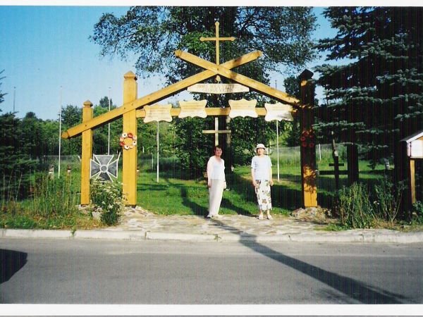 Cmentarz, który w 1916r. założyli Austriacy, kryje w zbiorowych mogiłach prochy ich rodaków oraz Niemców, Rosjan, Polaków, Czechów, Słowaków, Ukraińców, Rumunów