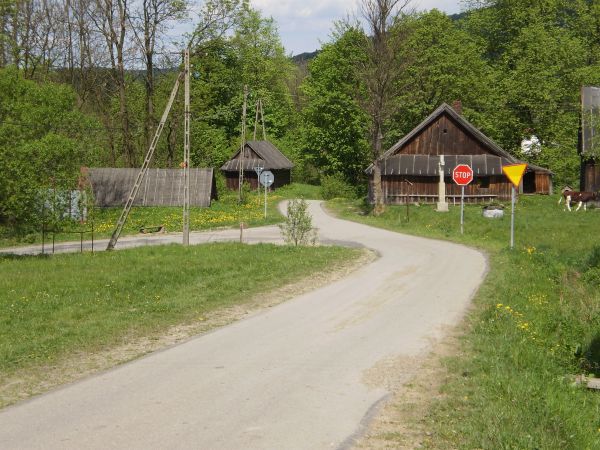 Droga przez wieś - na fotografii jedyne główne skrzyżowanie