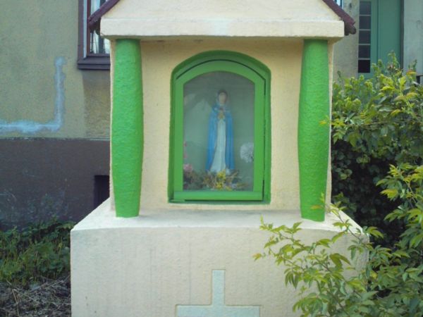 Kapliczka usytuowana przy kamienicy nr.70
ul. Wojciecha Kossaka.
Ciekawe sąsiedztwo.