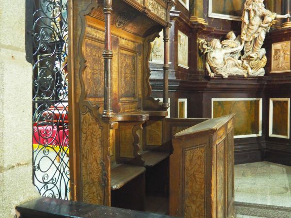 ławka dla duchownych, renesansowa, z 1587r. - po lewej w kaplicy Matki Boskiej Częstochowskiej. Czytelna inskrypcja na ławce z roczną datą.