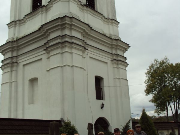 przed dzwonnicą i fragmenty muru obronnego z okienkami strzelniczymi - tu ludność okoliczna chroniła się przed zagonami tatarskimi, ordami - ogniem i gwałtem.