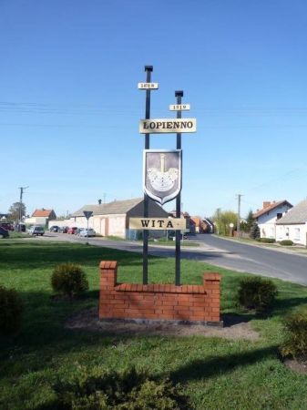 Tablica ŁOPIENNA witająca przyjezdnych.