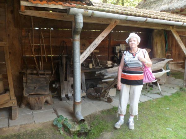 tzw. "podcień wzdłużny" - między stajnią i chlewikiem a spichlerzem - tu skład narzędzi i akcesorii gospodarskich - widzimy też cepy do młócenia zboża, przy wyl