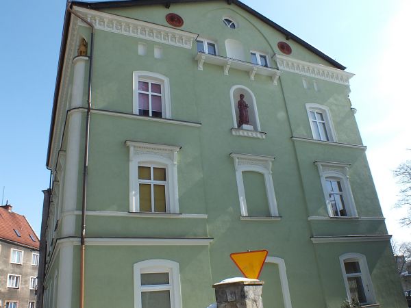 budynek z figurką /Ateny?/