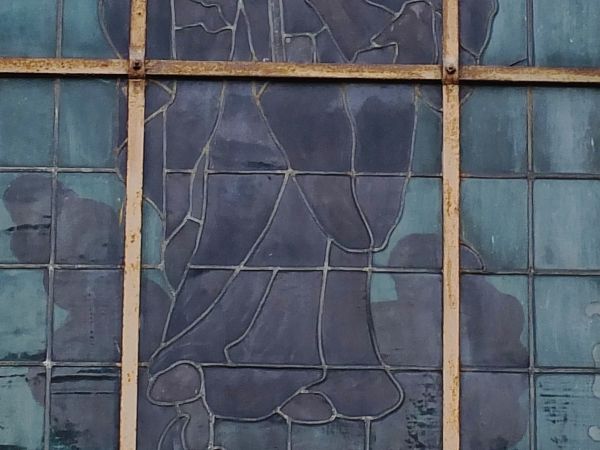 Kościół -witraż  z postacią św.Piotra