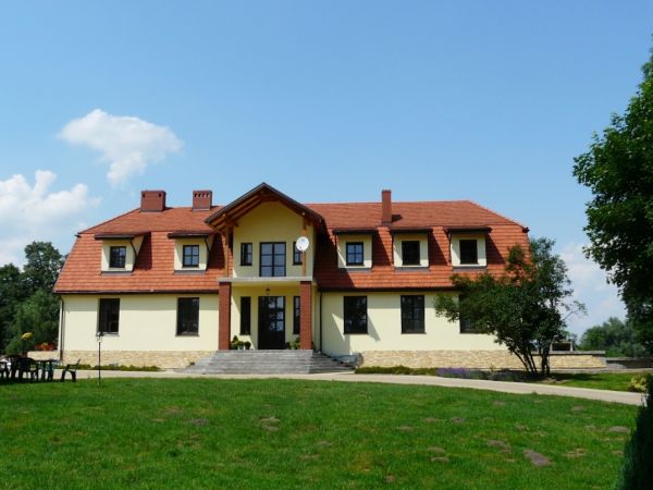 Budynek byłego dworu szlacheckiego zrekonstruowany po 1989 roku przez nowego właściciela.