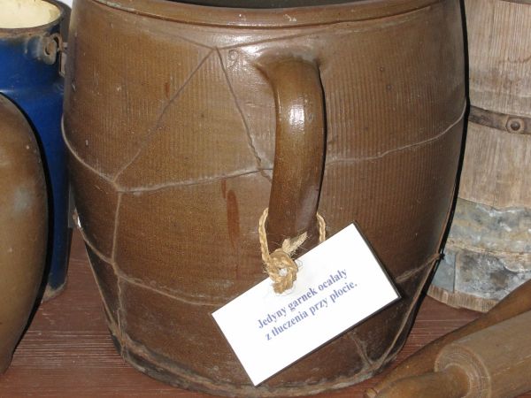 Pamiętacie scenę z tłuczeniem garnków przy płocie?