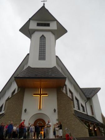 nowa świątynia - Sanktuarium Przemienienia Pańskiego - konsekrowana w 2003r. dwukondygnacyjna, z chórem i wieżą wtopioną w jej bryłę, monumentalna budowla zdumi