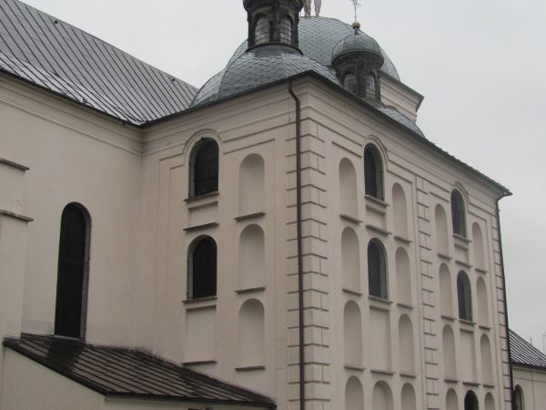 Kościół farny pw. św. Jadwigi Śląskiej - widok od poł.