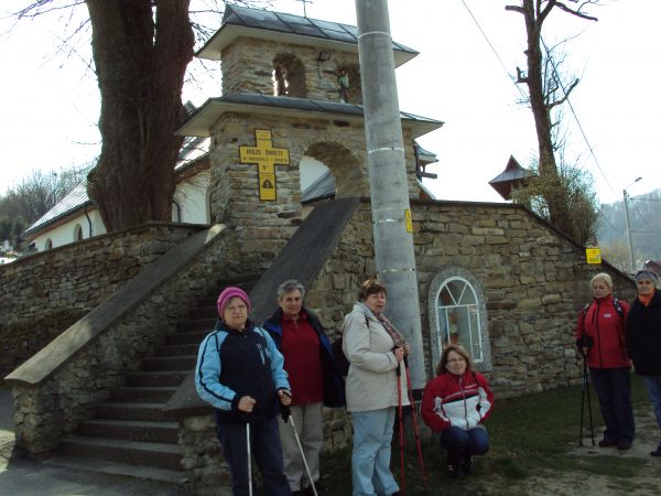 grupa z UTW z Sanoka na zdjęciu:  przy schodach do kościoła /byłej cerkwi/ przez dzwonnicę bramną parawanową - prowadzących.