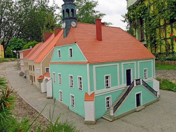 KOWARY - Park Miniatur Zabytków Dolnego Śląska - Starówka lubomierska zaliczana jest do architektonicznej perły Dolnego Śląska. Swoją nazwę zawdzięcza przybyłem