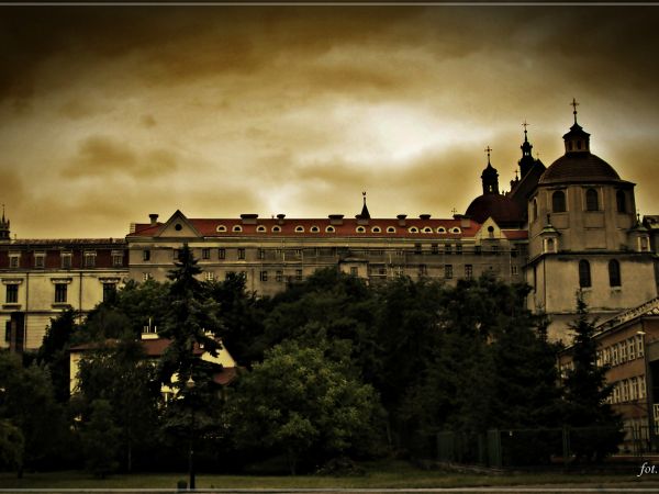 Bazylika Dominikańska z budynkiem klasztornym.