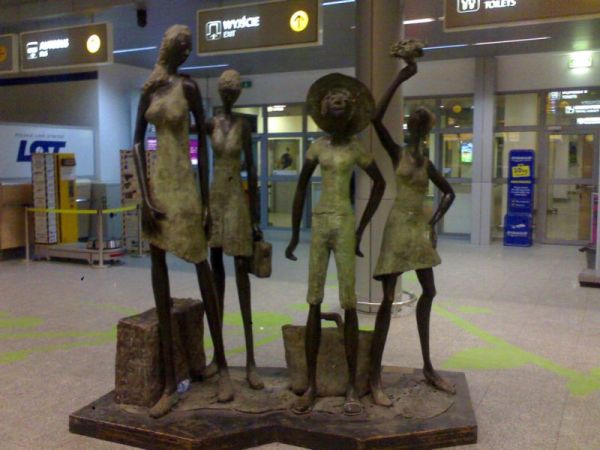 Rzeźba w holu budynku lotniska Ławica.