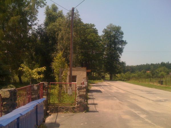 Przystanek autobusowy we wsi Lwowiany