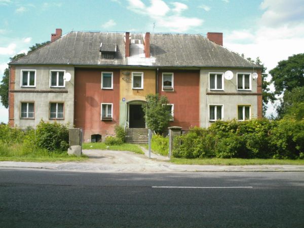 Ulica Gdańska70.Wszystko było by dobrze gdyby nie ten eternit.
Własność Nadleśnictwa,może by tak gont drewniany.