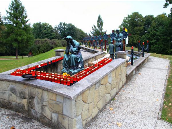 Klasztor Saletynów i Sanktuarium Matki Bożej z La Salette - Płaczącej  w Dębowcu  .  W kościele ukoronowana jest Matka Boża Saletyńska, która spełnia prośby lud