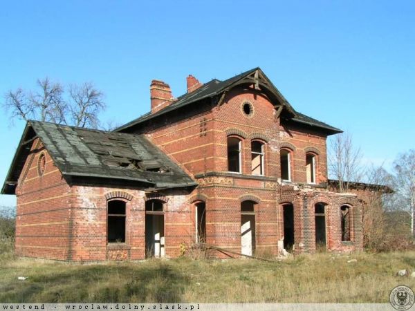 Zdewastowany budynek stacji kolejowej po 2000 roku.