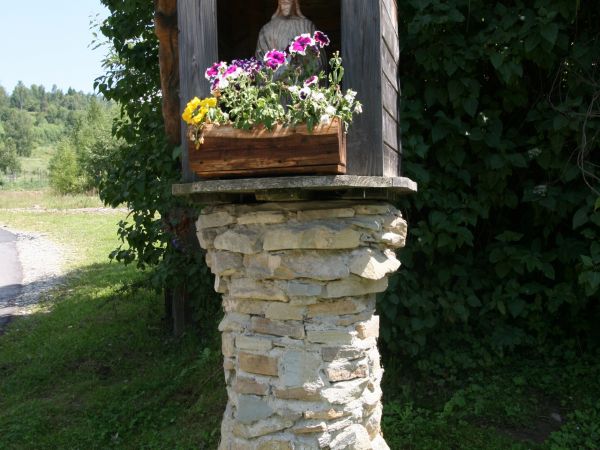 Przy drodze do cerkwi, obok wjazdu na teren "Wilczej Jamy", stoi kapliczka z Janem Nepomucenem.