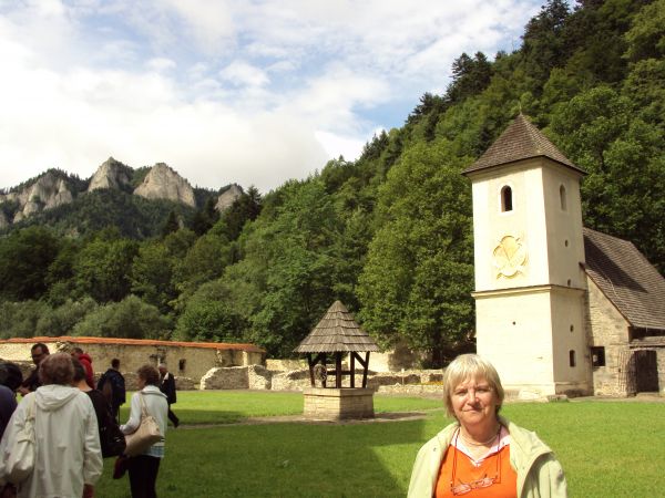 "Trzy Korony" - podpatrzone /przemycone/ z dziedzińca Czerwonego Klasztoru - Monastyru, na murach wieży - gnomon - zegar słoneczny, przy parkanie - ślady, pozos