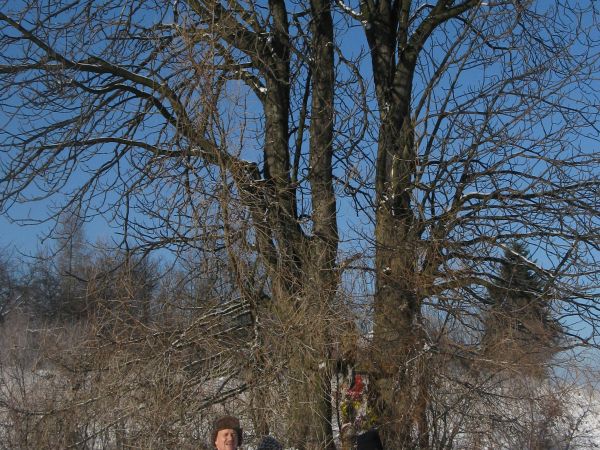 za nami krzyż przydrożny, dębowy, z wyciętym napisem "Fundacji Marianny i Wawrzyńca Królikowskich 1926r." - to w sąsiedztwie opuszczonego obecnie gospodarstwa -