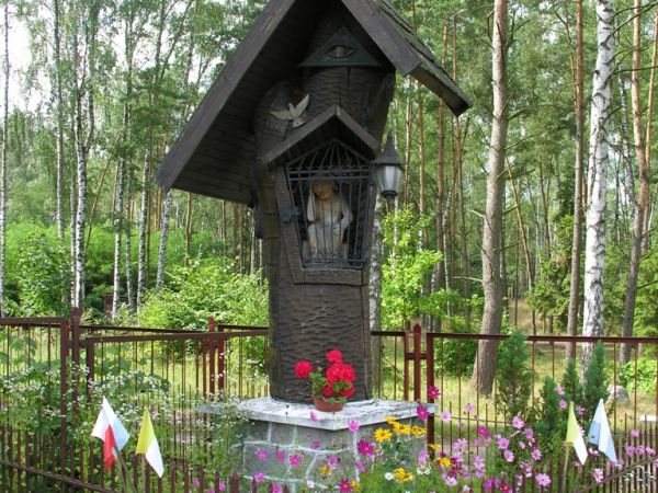 Kuzie, Gmina Zbójna – Kapliczka w pobliżu kościoła Matki Boskiej Różańcowej