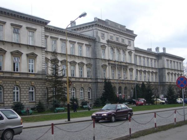 Gmach szkolny z 1883 r. jest jedną z budowli Dolnego Przedmieścia - dzielnicy zwanej "Małym Wiedniem" (od charakterystycznej wiedeńskiej zabudowy).