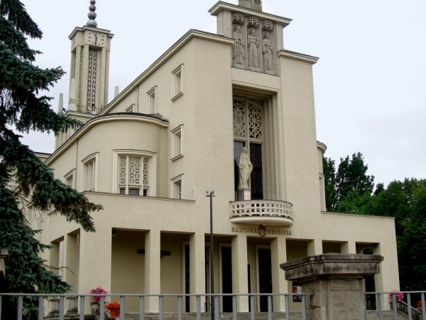 Niepokalanów - Sanktuarium Maryjne (na terenie wsi Paprotnia).
Bazylika Mniejsza.