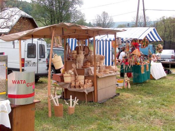 Olchowiec w czasie "kermeszu" - stragany z pamiątkami (by jaslak-60)