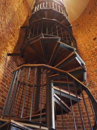 spiralne schody w cylindrycznej wieży zamkowej - to też zaproszenie dla zwiedzających - warto !