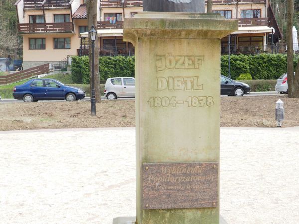 popiersie Józefa Dietla - zasłużonego polskiego uczonego, prowadzącego badania w uzdrowisku i jego wskrzesiciela oraz spopularyzował kurort,  nazywając Iwonicz