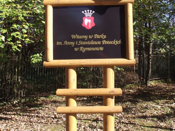 j/w. - witani jesteśmy, jakby z większym uszanowaniem, godniejszym traktowaniem - pałacowo, po dworsku, a ten topór to z tarczy herbowej Ossolińskich - Józef Os