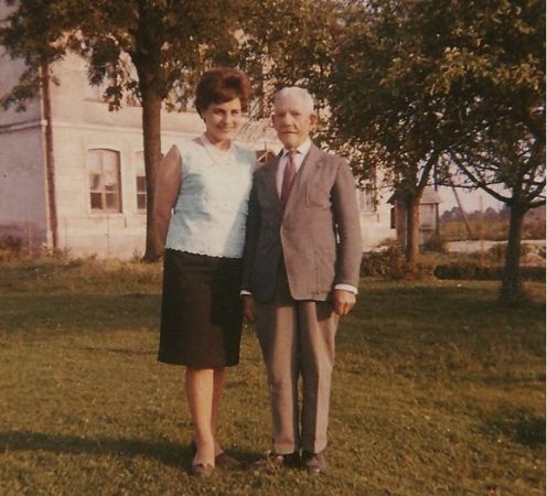 Emerytowany kierownik szkoły Paweł Maślanka z byłą uczennicą panią Janinką na tle szkoły lata 60.