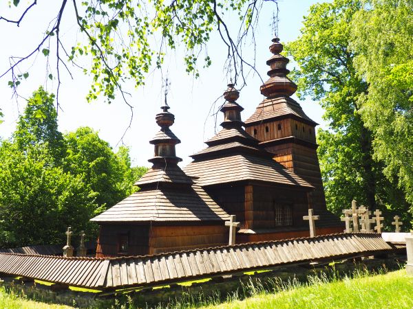 cerkiew - po gruntownym remoncie, okolona drewnianym ogrodzeniem z bramką, tam też lapidarium kamiennej sakralnej rzeźby łemkowskiej.