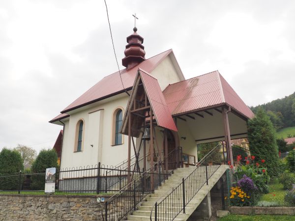 kościółek w dzielnicy Zabrodzie, na mszach bywa wiele osób przybyłych - turystów, wczasowiczów, kuracjuszy np. z nieodległego uzdrowiska w Polańczyku, którzy ch