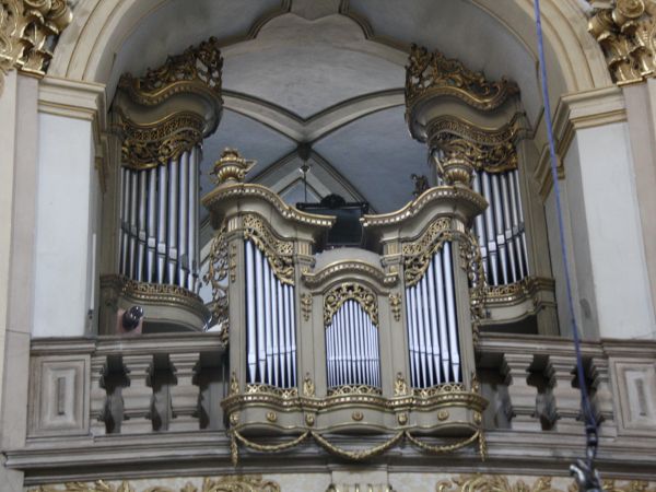 wnętrze bazyliki - z nawy głównej widok w stronę chóru.