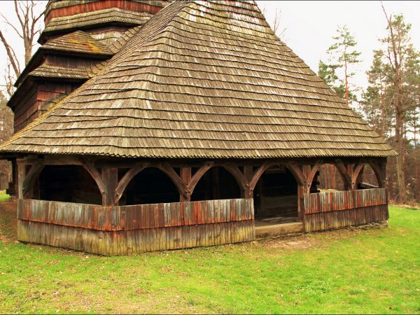 Drewniana cerkiew p.w. Wniebowstąpienia Pańskiego z 1659 r., usytuowana na wzgórzu Dębnik - Dubnyk (344 m n.p.m.), wznoszącym się ponad doliną Sanu.