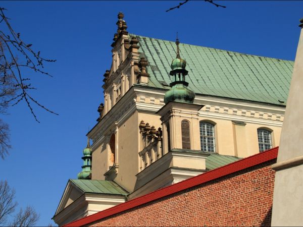 Bazylika Zwiastowania NMP w Leżajsku – wzniesiona w miejscu, gdzie według tradycji ukazała się w 1590 roku Tomaszowi Michałce Matka Boska. Sprawują nad nią opie