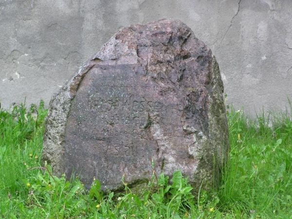 Jest to żenujące iż wystawia się bez konkretnej wiedzy historycznej dawne relikty ówczesnej władzy, a tym samym gloryfikuje się „oprawców” Patrz  WIKIPEDIA HORS