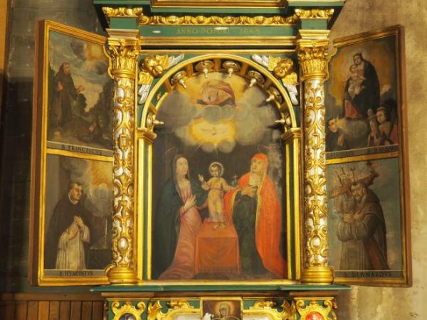 w kościółku są cztery ołtarze boczne - a tu po prawej po wejściu jest w formie tryptyku malowanego w rzeźbionych ramach - dzieło z 1645r. !