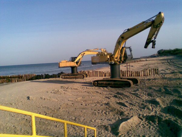 Na plaży ciągle trwają prace. Nic dziwnego,że jast taka ładna:-)
