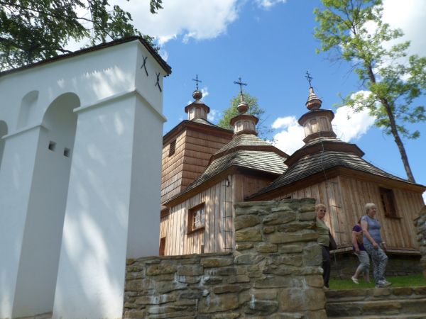 zespół cerkiewny - tu cerkiew drewniana, dzwonnica murowana i mur kamienny - całość po renowacji z tzw. "funduszy norweskich" dla świątyń z "czerwonej księgi" -